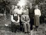 Siedzą Franciszek Belkiewicz z żoną, stoją ?, 
Władysława Belkiewicz, Marianna Zadrożna, i Czesław Belkiewicz z żoną.