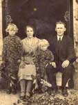 Bronisław z żoną oraz córkami śtanisławą i Janiną.
